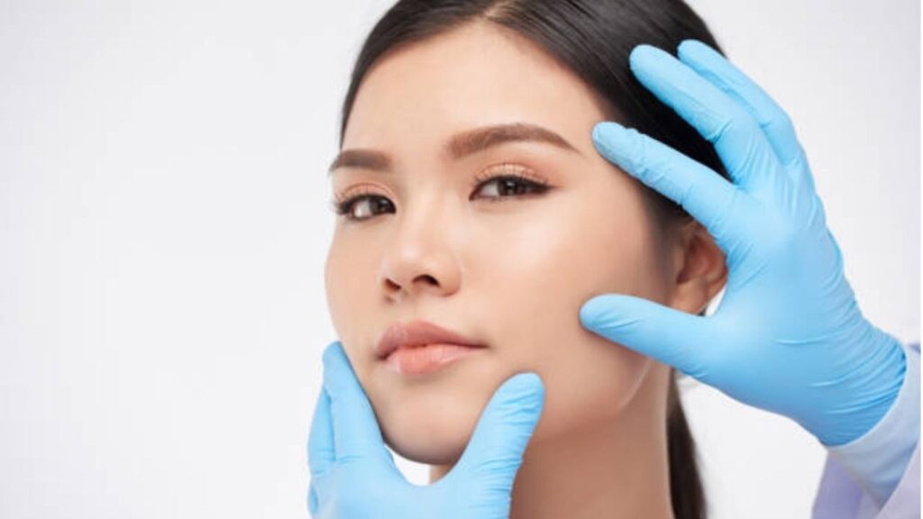 Muốn làm trẻ hoá vùng mắt, nên chọn bác sĩ theo tiêu chí gì?