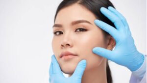 Muốn làm trẻ hoá vùng mắt, nên chọn bác sĩ theo tiêu chí gì?