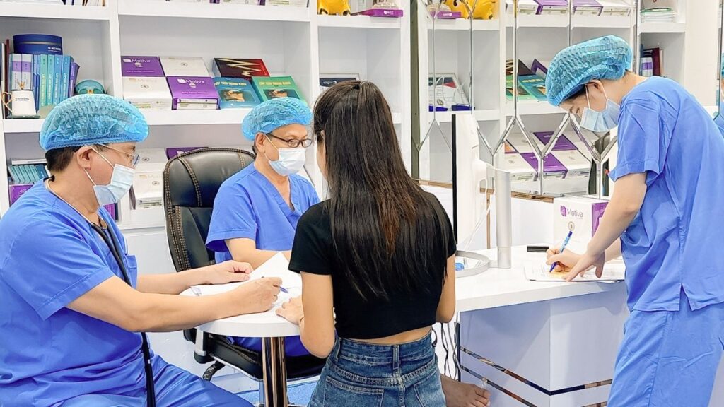 Nâng ngực bệnh viện công hay bệnh viện thẩm mỹ: Nên chọn ở đâu an toàn, tiết kiệm?
