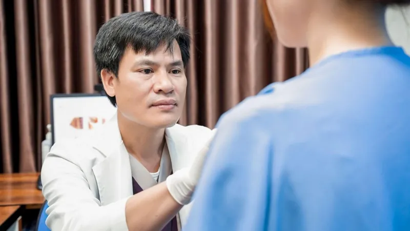 Dr. Lucas Hoang phác thảo dáng ngực
