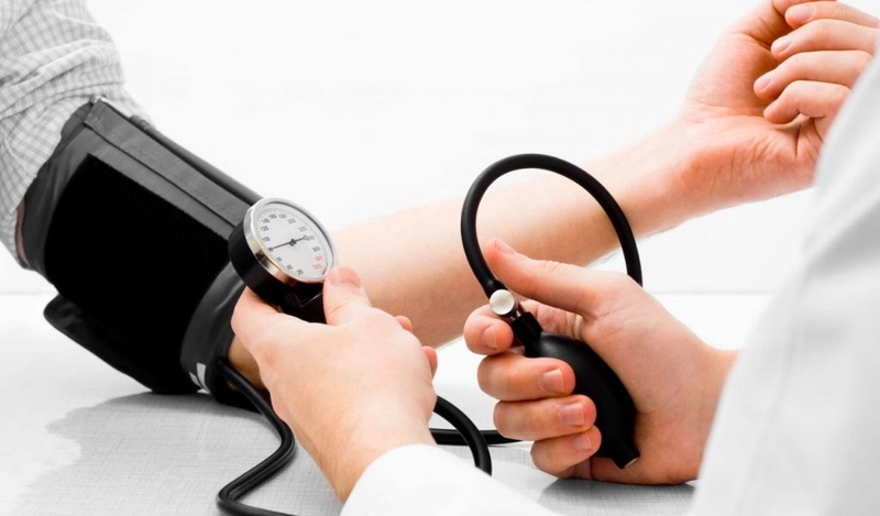 Những người có huyết áp vượt ngưỡng an toàn nên tạm dừng nâng mũi