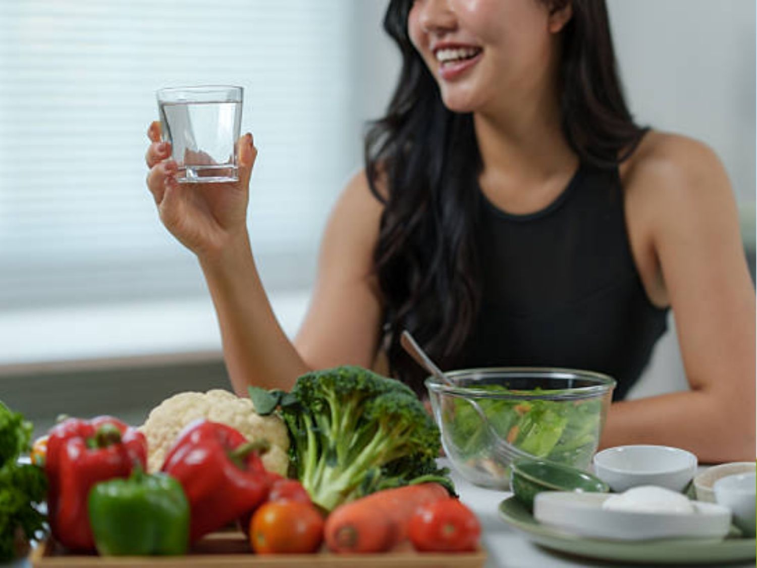 Uống đủ nước, ăn đa dạng rau xanh để trẻ hóa da từ bên trong