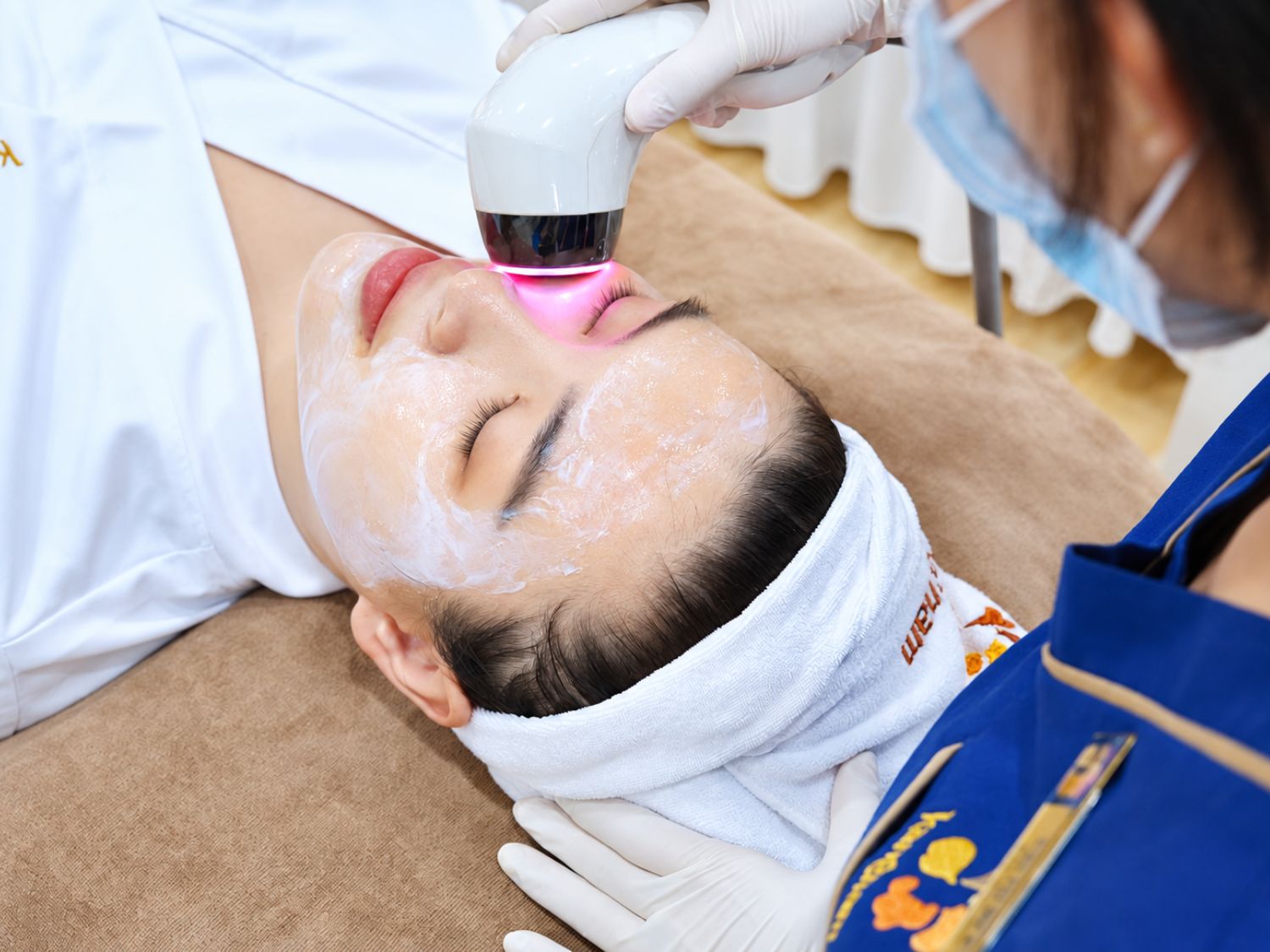 Quy trình chăm sóc da tại Kangnam ứng dụng thiết bị chuyên dụng kết hợp sản phẩm chăm sóc phù hợp, hỗ trợ làm sạch và cải thiện tình trạng da theo nhu cầu của khách hàng.