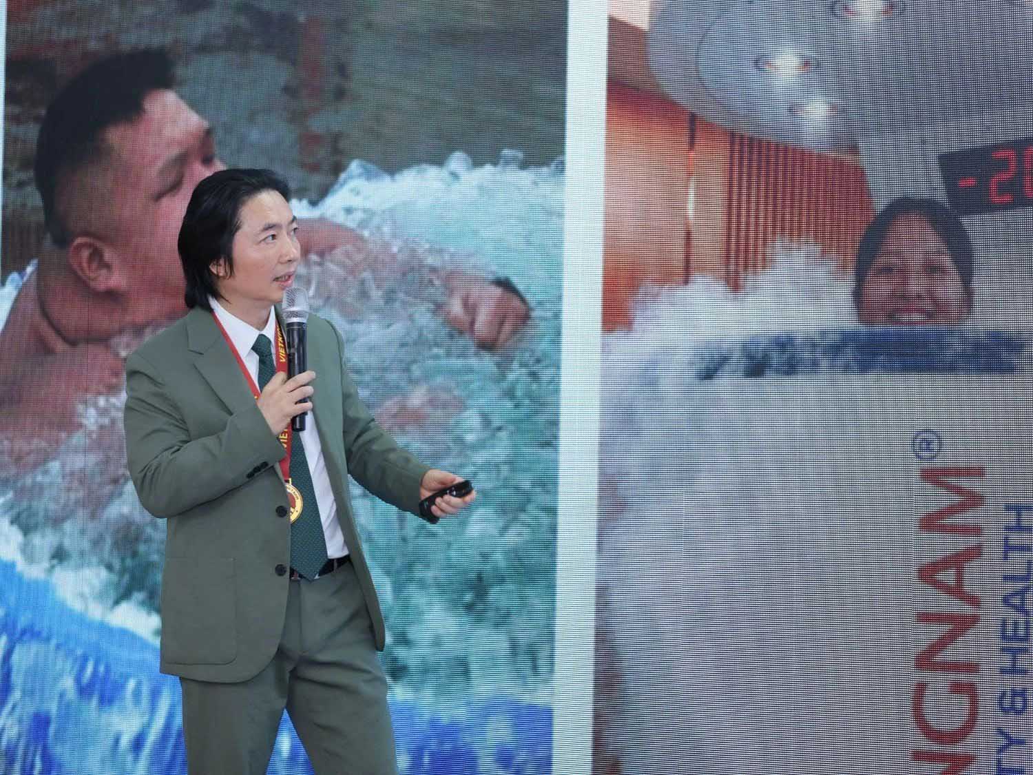 Dr. Richard Huy phát biểu trong buổi lễ