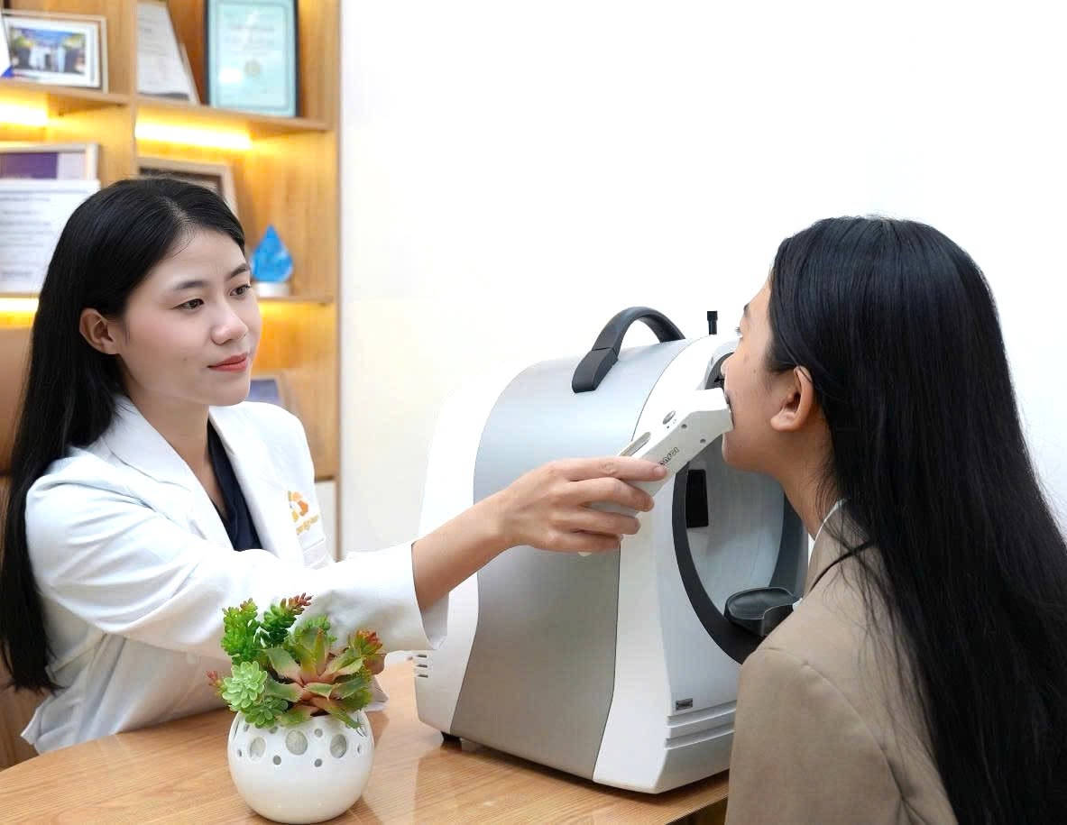 Khách hàng được kiểm tra tình trạng da trước khi lựa chọn phương pháp và xây dựng liệu trình trẻ hóa phù hợp.