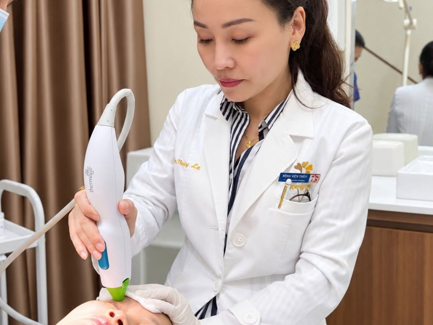 Công nghệ Thermage FLX sử dụng năng lượng sóng RF hỗ trợ săn chắc da, cải thiện nếp nhăn và tình trạng da kém đàn hồi quanh mắt mà không cần phẫu thuật.