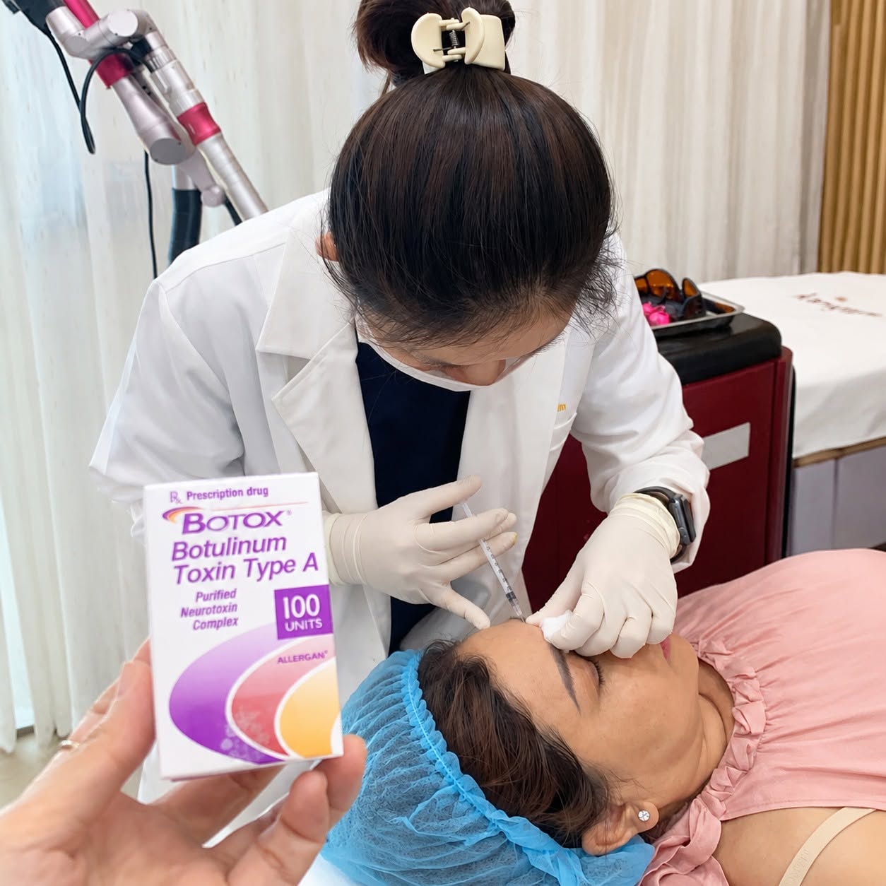 Tiêm Botox tại Kangnam giúp làm giảm hoạt động của các cơ gây nếp nhăn động, hỗ trợ cải thiện nếp nhăn quanh mắt theo vị trí và liều lượng được bác sĩ chỉ định.