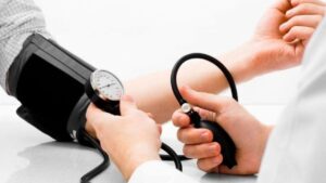Người có bệnh nền như tiểu đường, cao huyết áp có nâng mũi được không?