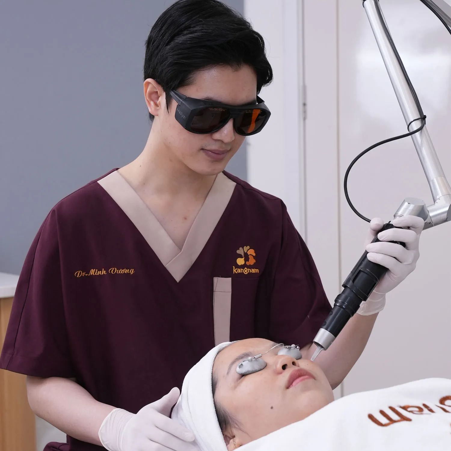 Bác sĩ tại Kangnam trực tiếp thực hiện liệu trình điều trị sắc tố bằng công nghệ laser, với phương pháp và thông số được lựa chọn theo tình trạng da.