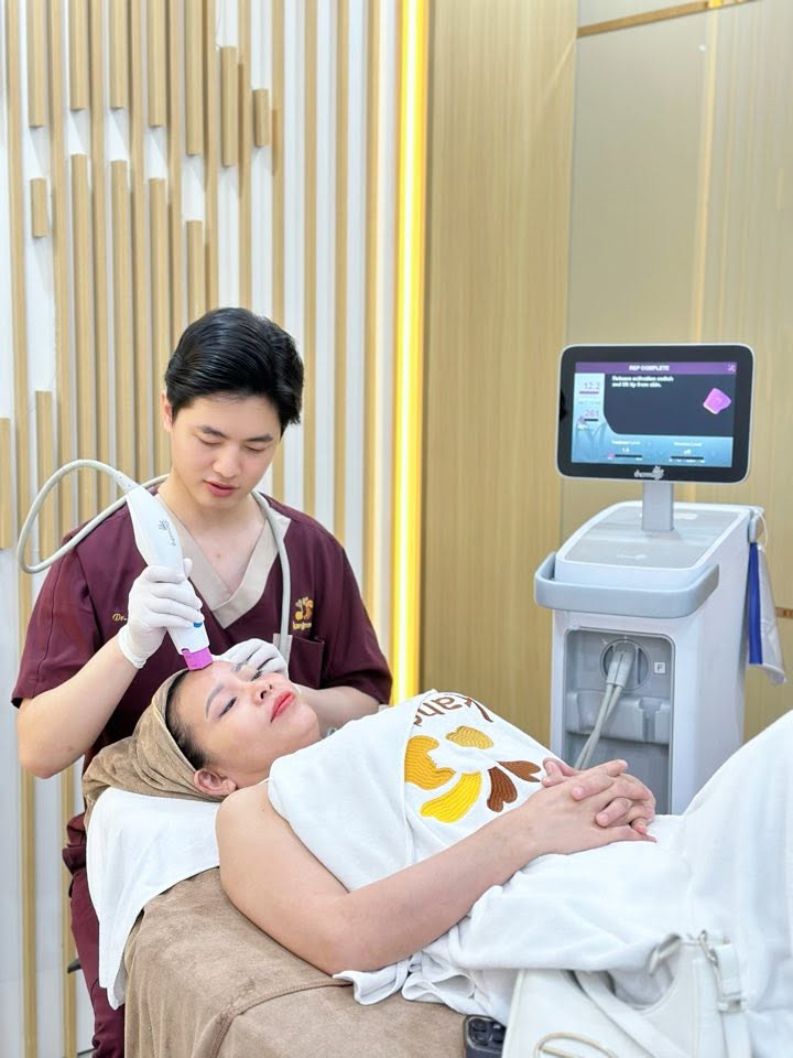 Khách hàng trải nghiệm liệu trình trẻ hóa da bằng công nghệ cao Hifu tại Kangnam, hỗ trợ cải thiện tình trạng da kém săn chắc và các dấu hiệu lão hóa theo chỉ định phù hợp.