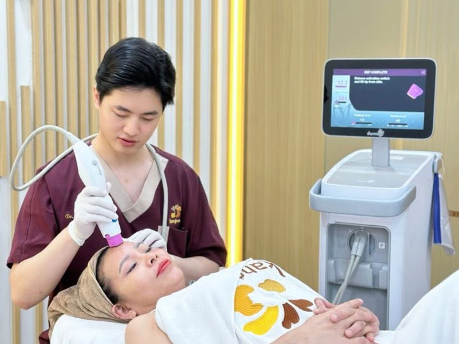 Bác sĩ sử dụng thiết bị chuyên dụng thực hiện trẻ hóa da; vùng điều trị và thông số được lựa chọn dựa trên tình trạng thực tế của khách hàng.