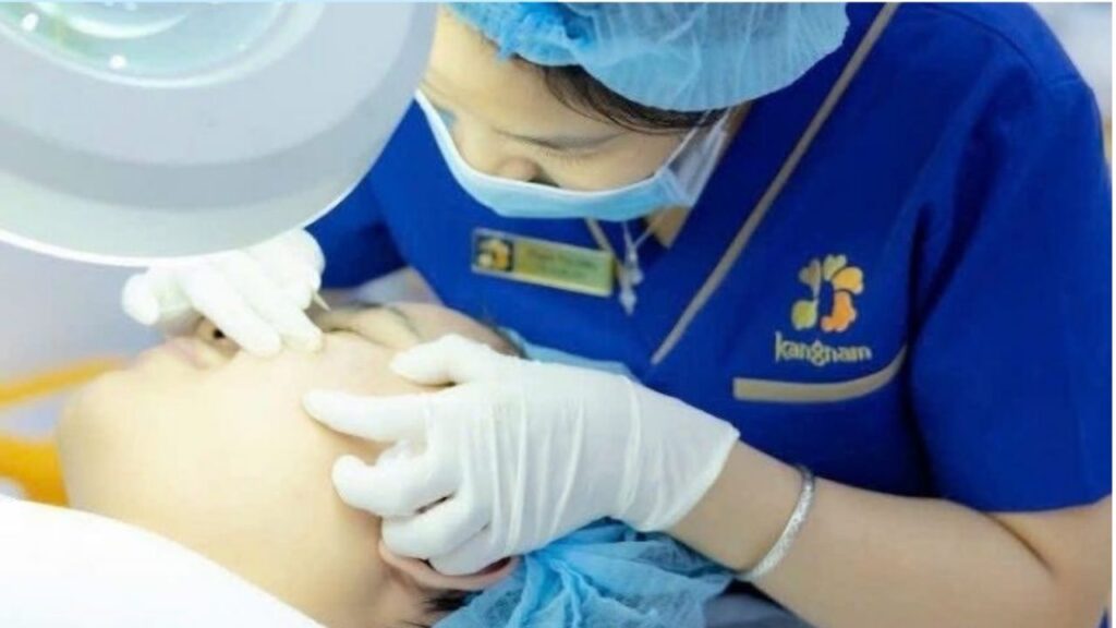 Trị mụn ở spa hay phòng khám da liễu tốt hơn? Bác sĩ giải đáp