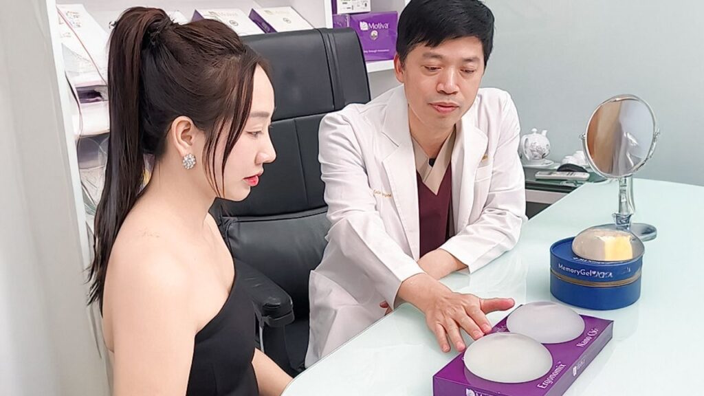 Tư vấn size túi ngực: Bác sĩ đề xuất đặt túi 400cc khi chưa đo khung ngực, có nên tin?