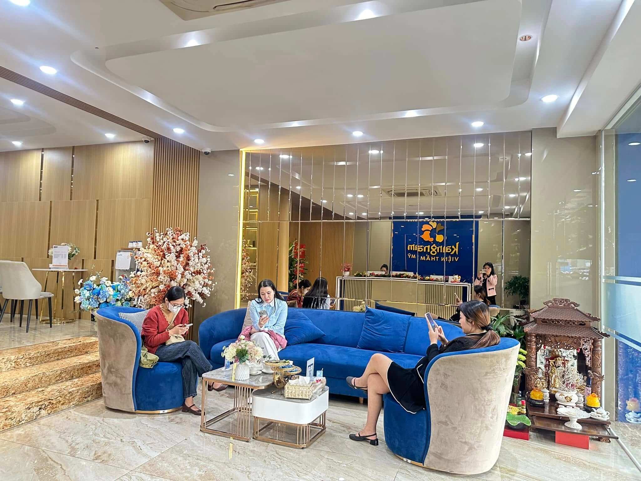 Không gian tiếp đón khách hàng tại Viện Trẻ hóa Kangnam, nơi cung cấp các dịch vụ chăm sóc và trẻ hóa da.