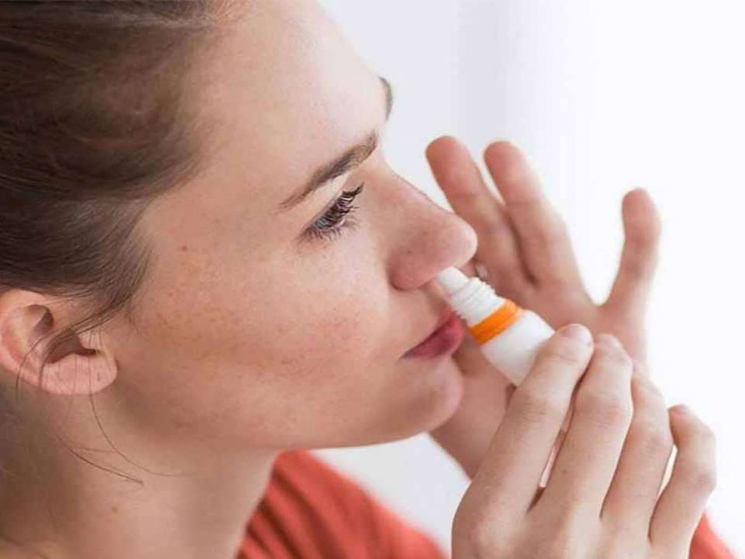 Không nên tự ý sử dụng thuốc xịt mũi sau nâng mũi; việc dùng thuốc cần phù hợp với nguyên nhân gây nghẹt và hướng dẫn của bác sĩ.