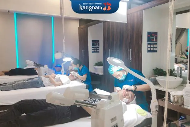 Toàn bộ quá trình trị mụn được thực hiện tại phòng spa cao cấp