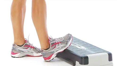 Cách làm chân thon và thẳng cho nữ – Calf Stretch On Step cách làm bắp chân nhỏ lại trong 1 tuần