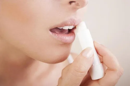 Đôi môi cần được bảo vệ tốt trước ánh nắng để tránh xuất hiện nhiều nếp nhăn lão hóa