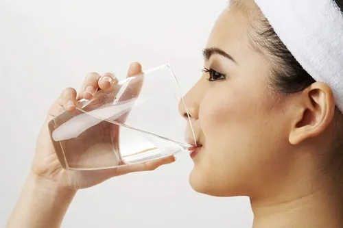 Uống nước đủ mỗi ngày giúp đôi môi luôn khỏe đẹp