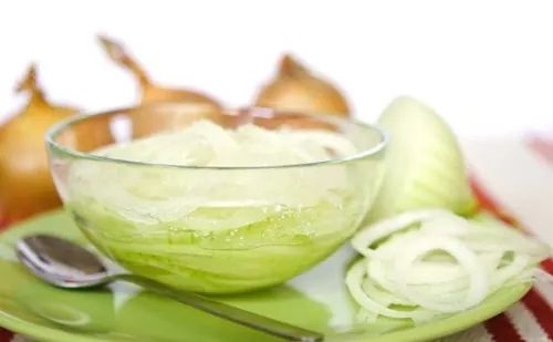 Bôi hành tây lên nốt ruồi sau 1 thời gian bạn sẽ thấy màu sắc của chúng nhạt hẳn