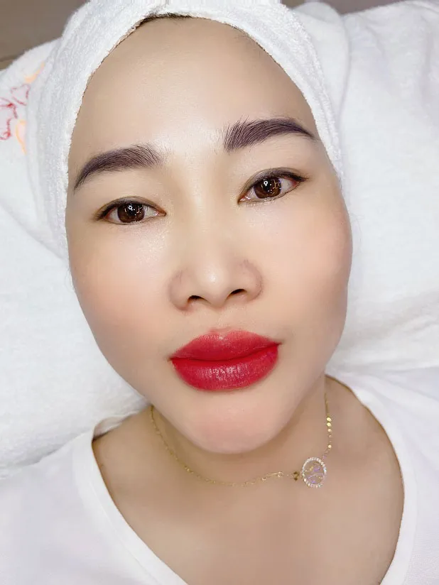 Môi của khách hàng ngay sau khi vừa phun xong