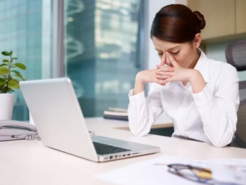 Ngồi văn phòng nhiều khiến chị em gặp phải tình trạng mông lép bụng to nguyên nhân mông lép