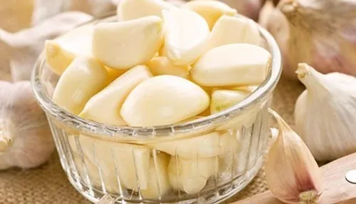 Trị nốt ruồi trên mặt bằng tỏi tươi