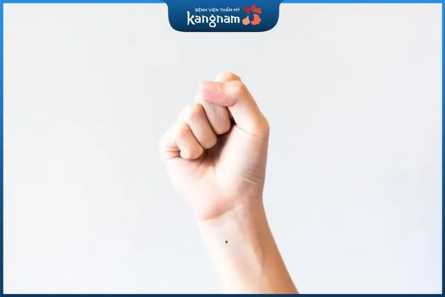 nốt ruồi cổ tay thường mang tới điềm tốt cho chủ sở hữu