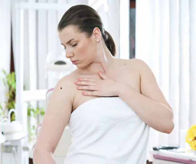 Tướng số nốt ruồi trên cánh tay phải phụ nữ