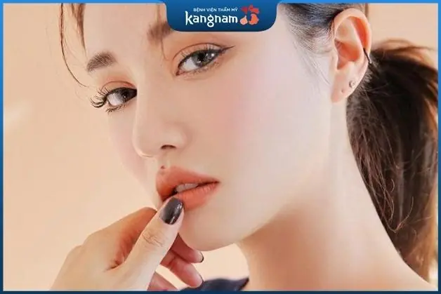 Nốt ruồi giữa môi là tướng giữ của