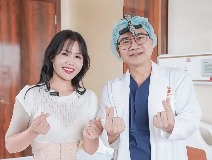 Bác sĩ tư vấn trực tiếp cho khách hàng 