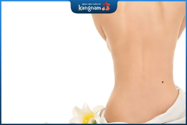 Phụ nữ có nốt ruồi eo sau lưng thường trắc trở tình duyên