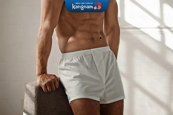 nốt ruồi phía phải rốn 