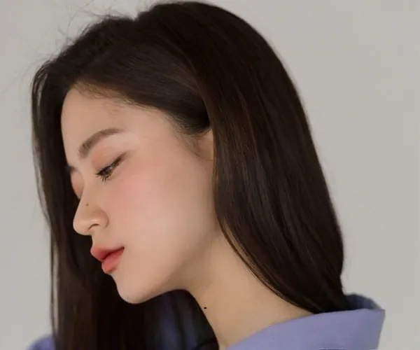 nốt ruồi yết hầu bên trái