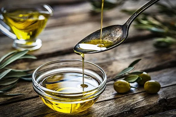 Sử dụng dầu oliu đẩy lùi tình trạng thâm sạm