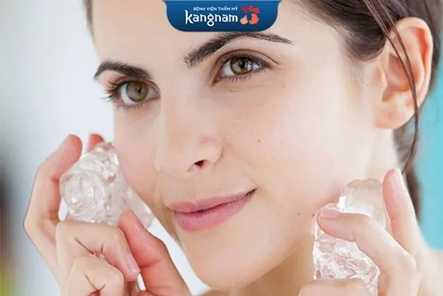Chườm đá giảm sưng sau tiêm botox