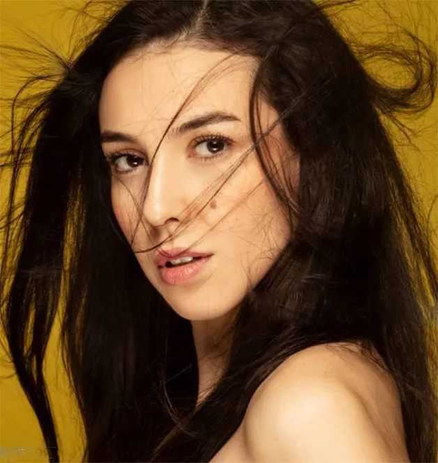 Mụn ruồi trên má lúm đồng tiền rất may