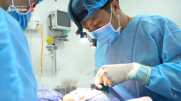 Bác sĩ thực hiện cắt mí Perfect Eyes cho khách hàng