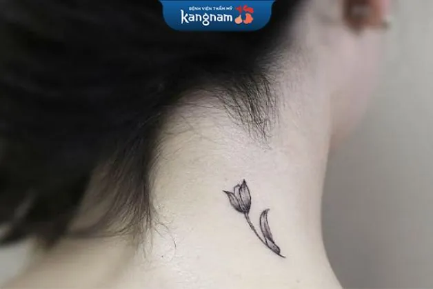 Xăm hoa nhỏ trên cổ cho nữ giới