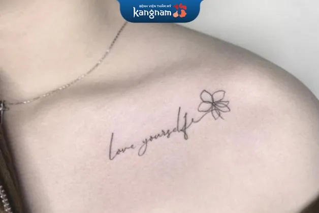 Tattoo dòng chữ viết mềm mại trên vai 