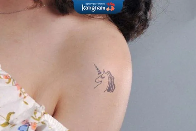 Mẫu xăm hình kỳ lân mini độc đáo trên vai cho nữ