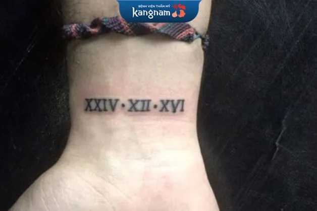 Xăm chữ số La Mã ở cổ tay cho bạn nam