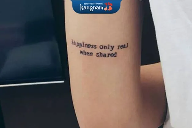 Tattoo câu trích dẫn sau cánh tay 