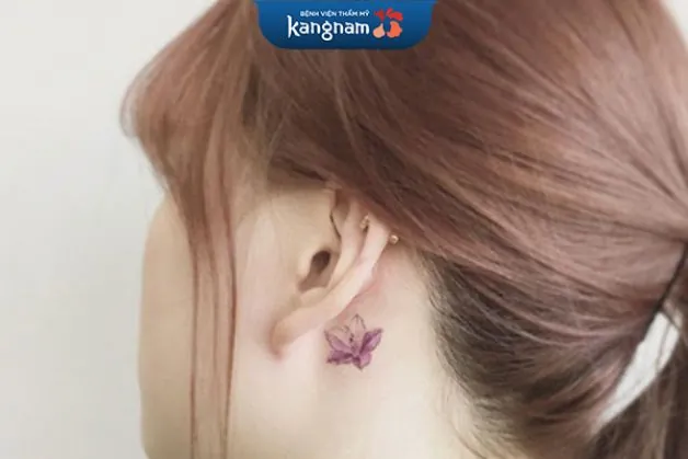 Xăm hoa sau tai đầy nữ tính và ấn tượng