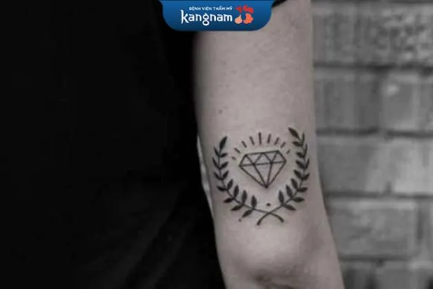 Hình xăm kim cương sau cánh tay