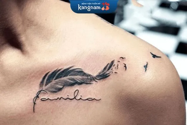 Xăm lông vũ và chữ trên vai dành cho nam