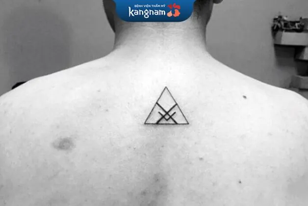 Thiết kế hình xăm tam giác sau lưng cho nam 