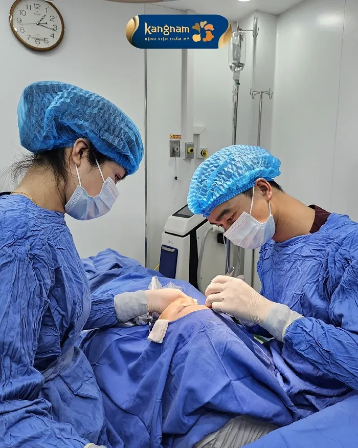 Bác sĩ Louis Trương với hơn 10 năm kinh nghiệm đã giúp hàng ngàn khách hàng thay đổi diện mạo