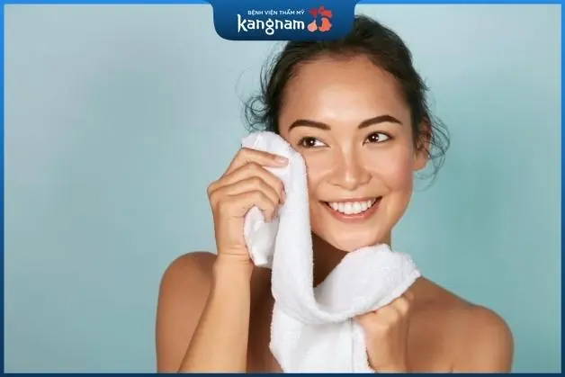 Dùng khăn lau mặt nhẹ nhàng sau khi tẩy nốt ruồi