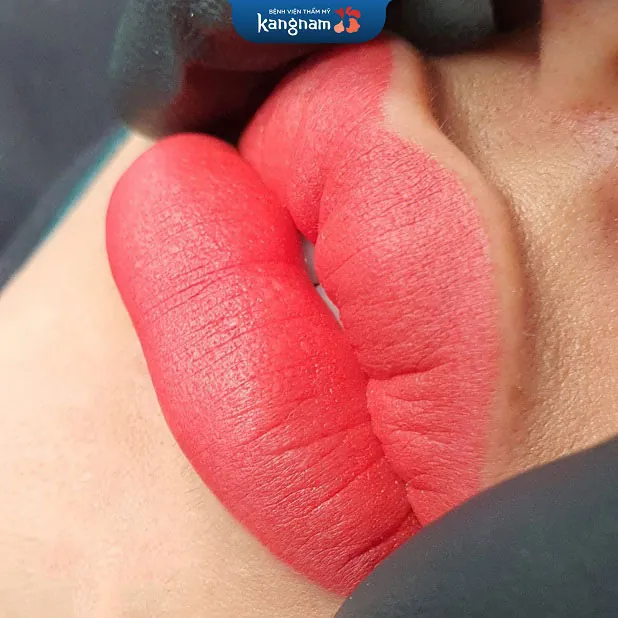 Môi căng mịn, màu tự nhiên